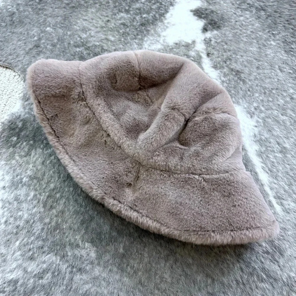 Sprigs Reversible Faux Fur Sherpa Bucket Hat - Picture 4 of 13